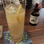 バー クラスター - ビターズとジンジャーエールのカクテル