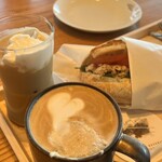 スターバックス リザーブ ロースタリー トウキョウ - メリークリームのホットドリンクを飲みました！一緒に食べたサンドイッチ最高でした！