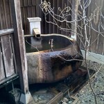 まほろばの湯 - 個室の露天風呂(大岩をくりぬいた湯船)