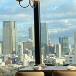 Rossi - エントランス奥の南側の席からは東京ミッドタウン、六本木ヒルズ、東京タワー