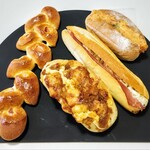 デリカフェキッチン 三宮店 - 旨塩ベーコンエピ、旨味玉ねぎのチーズパン、ベーコンポテトドッグ、海老カツサンド