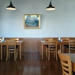 海岸通りCafe - ウッド調で落ち着いた空間