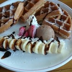 海岸通りCafe - チョコバナナワッフル シェアしてもいいかも♪