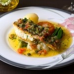モンドール - 近海で獲れた旬の魚は、野菜たっぷりのソースで『真鯛のポワレ』