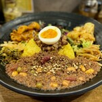 SPICY CURRY 魯珈 - ろかプレート（新春！赤ワイン牛肉キーマ））ライス大盛り
      ・イイダコのアチャール・百合根ちゃん