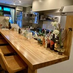 TARU TARU - カウンター席の情景