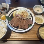うまや - 料理写真:ねぎ塩牛たん麦とろろ定食 大(8切) ご飯大盛り
