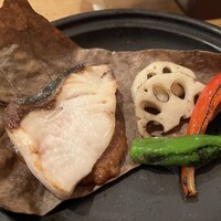 小割烹おはし 恵比寿 - 朴葉味噌焼き　といってもあと乗せな感じ？
                  だったら照り焼きで良かったなぁ