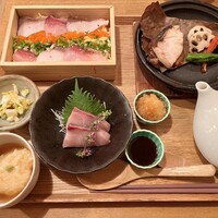 小割烹おはし 恵比寿 - 旬の鰤づくしご膳　
                湯葉豆腐も付いてました！良き箸休め〜
                ひつまぶし、ほとんどそのままで食べて出汁は出汁としていただきました。とても温まりますね(^^)