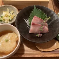 小割烹おはし 恵比寿 - 湯葉豆腐とお刺身、薬味としておろしぽん酢が付いているのはとてもポイントたかし