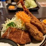 とんかつ一幸 - とんかつ定食／追加の海老フライ1本、牡蠣2貫／ご飯は大盛り（どんぶり）／御新香／果物　　配膳の写真。次の機会に、そりゃもう晴々しい「とんかつ」の断面を、きっと。