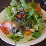 カレーの店 いーとん - グリーンサラダ 　ランチタイムは200円です