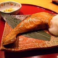 伊豆の旬 やんも 南青山店 - 鮭の塩焼き　ヴォリュームもしっかり