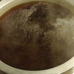 h Suisha - 出来上がった一番出汁に特選醤油とみりんなどを加えて、温かいそば出汁を作っています。