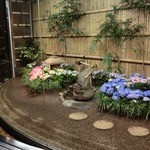 Sendai Gyuu To Wafuu Koshitsu Suteiki Kojirou - ６月の坪庭　紫陽花