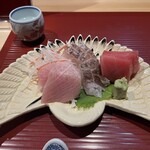 279220848 - （左）ぶり（真ん中）たい（右）まぐろ　※お皿は鶴！