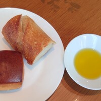 グランド キッチン - フランスパンとミルクパン　オリーブオイルはお好みで