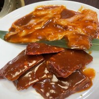 天壇  祇園本店 - “上ミノとハツ”。これまた特にハツはコリコリした食感と味わいが新鮮。濃い目のタレが効いているのか“新焼肉”の趣き。新しい美味さ発見です。