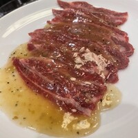 天壇  祇園本店 - “天肉塩だれ”。ロース、カルビなどとは明らかに違う食感と味わい。文句なく美味い！いつもの焼肉に新たな味わいが加わります。