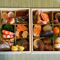 京料理 熊魚菴 たん熊北店 横浜ホテルニューグランド店 - 鶴人参と亀筍が入る二段重