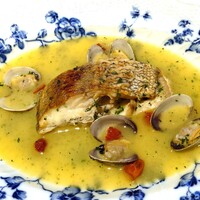 リストランテ アクアパッツァ - 〈Pranzoコース B〉メインディッシュ：看板料理「鮮魚のアクアパッツァ」（2人前）