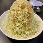ホルモン本舗 我家 - ★千切りキャベツ
      「我家ドレ」タップリの大盛りキャベツ！
      勿論、「我家ドレ」もお買上げ♪