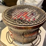 ホルモン本舗 我家 蒔田本店 - 店内はご予約で超〜満員！なんで今回は店内七輪でご勘弁を！