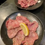 ホルモン本舗 我家 - ★上タン塩
      ★ハラミ塩
      薬味の要らない不思議なお肉♪
      極ウマ♡