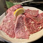 ホルモン本舗 我家 - ★特選3点盛り
      ダイヤモンドカット牛タン、炙り上カルビ、幻の赤身！
      いい所じゃ倍以上のお値段するだろうな組み合わせ！
      バリウマ♡