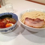 頑者 - トクモリビンボー！　　ラー博は俺の社員食堂。仕事のストレスは食べて忘れる！  辛つけめん  アブリチャーシュー、特盛り！  炙られて香ばしいチャーシューがいいね。脂も良い。