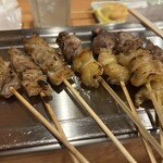 秋吉 - 純鶏（親鳥）としろ（ホルモン）　どちらもぷりぷりで旨いのだ！