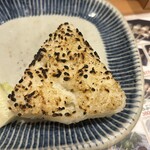 秋吉 - 焼きおにぎり（２つセット　１つ食べた跡）