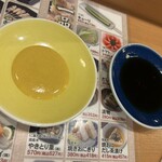 秋吉 - タレ（醤油ベース）とカラシが来ます。