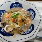リンガーハット - 海鮮ちゃんぽん麺少な目　お皿の色もキレイ