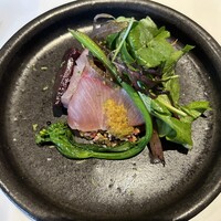 recte - 鰤（ぶり）の藁焼き　　春野菜（菜の花？など）を添えて