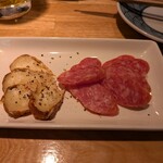 居酒屋 ヨーテル - 白カビサラミと熟成カマンベールチーズは良いおつまみ。