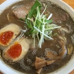 麺饗 松韻 - 中華そばこってり中700円、煮玉子100円。
                                
                                秋田県は由利本荘に来ました。雪を被った鳥海山が綺麗です。
                                
                                こちらは、秋田県食べログNo1の煮干を使ったラーメン店。中華そばのあっさりとこってりの2種類しかなく、こってりはトンコツ出汁なども加わっているとのこと。
                                
                                こってりですが煮干しとトンコツ出汁でかなり茶濁した色。あっさりは清湯でしたが、こってりは魚粉どっさり トンコツ白濁スープ。案外スッキリし