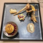 ブラッスリー リーヌ - アミューズ。シャルキュトリやキャロットラペたちもさることながら、シューやタルト、パン、どら焼きの皮など小麦モノ部分が風味豊かで美味しい。特にこちらのシュー生地が好き。