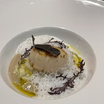 ブラッスリー リーヌ - 活ほたてと菊芋のブルーテ。粘度の高い濃厚なスープは旨みたっぷり。こんがり炙ったホタテの食感もいい。薄く切った菊芋も入ってる。