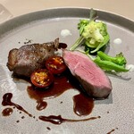 ブラッスリー リーヌ - ラムもも肉のロティ。しっとり柔らかくて食べやすいラム。生トマトソースが美味しい。黒すぐりや木苺といった森の果実をゆっくり煮詰めたような濃厚さ。ラム特有の脂にはこの甘酸っぱいソースがよく合う。