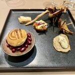 ブラッスリー リーヌ - 流木の器にのってるのは、竹炭パウダーでコーティングされたポークリエット。口の中でほろほろッと解けるポークリエットと、パリパリに揚げたおさつチップスの食感の違いや、塩気と甘みの対比がクセになる。