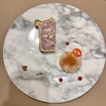 ブラッスリー リーヌ - テリーヌと甘海老のタルタル。テリーヌは色んなお肉をぎゅっと詰め込んだ野生的な味わい。