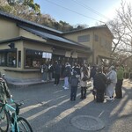 岩井屋 - 初詣客で溢れてます。