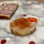 ブラッスリー リーヌ - 甘海老のタルタル。林檎のゼリーが甘海老のねっとり感に合う。ハーブっぽい青さも感じる。添えられたトマトの輪切りが、こんなに薄いのにめちゃ味が濃厚で良いアクセントに。
