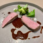 ブラッスリー リーヌ - 北海道乳飲み仔牛もも肉のロティ。赤ワインソースで。ひと切れ口に入れた瞬間に広がるミルキーな香り。お肉自体が真っ白なチーズのようにやさしい味わい。しっとりキメの細かいお肉だった。ありがたや。