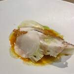 ブラッスリー リーヌ - 真鯛の焼き加減が絶妙。皮目はパリっと香ばしく、中は思った以上にレアでしっとり。スープをたっぷり身に吸い込ませて、蕪で巻いてぱくりといただけば、味も歯ごたえも華やかなハーモニーに。