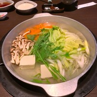 馬桜 下通り店 - 特製A５桜しゃぶしゃぶ鍋の鍋。