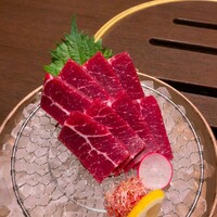 馬桜 下通り店 - 赤身刺し。2400円