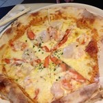 レストランLapis - ビッグな窯焼きシーフードピザ