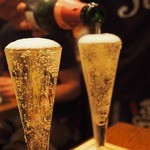 大衆ビストロ煮ジル - ●あふれスパークリングワイン　白
            ますの上にグラスを置き、日本酒みたいについてもらいました。